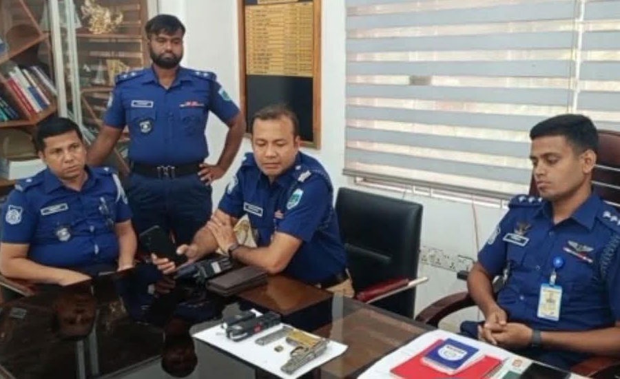 বেলকুচিতে বিদেশি পিস্তলসহ পিতা-পুত্র আটক