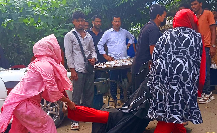 নারীকে টেনেহিঁচড়ে জোর করে তোলা হচ্ছে মাইক্রোবাসে, যাব না যাব না বলে চিৎকার