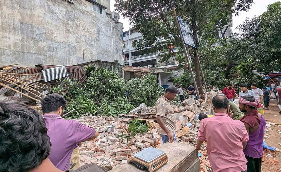 রাড্ডার স্বাস্থ্যকেন্দ্র গুঁড়িয়ে দিতে ওসির পৃষ্ঠপোষকতা ছিল?