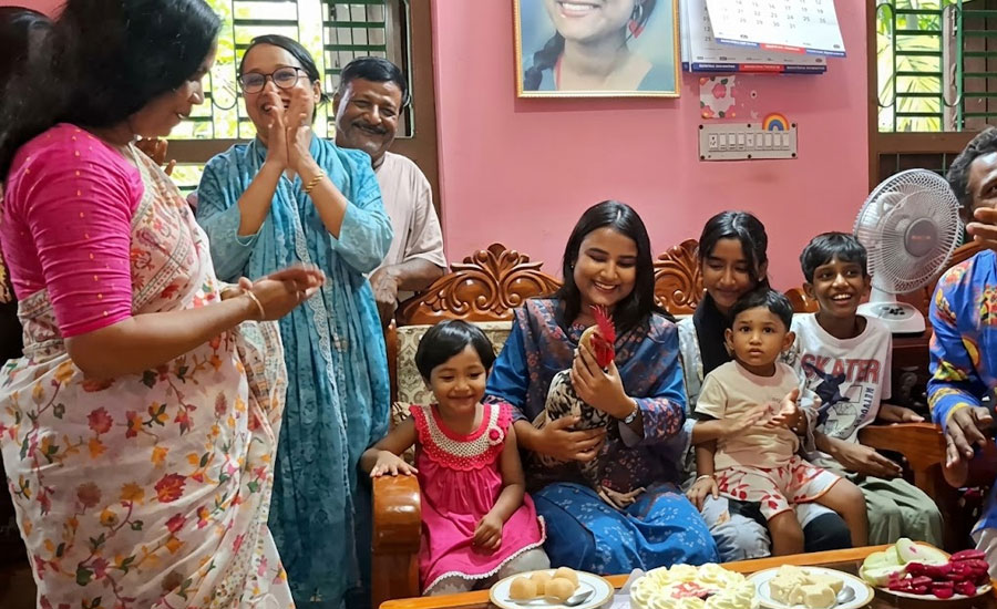 পুকুরে ফেলে দেওয়া ডিম থেকে মোরগ, এক বছর পর জন্মদিন উদ্‌যাপন