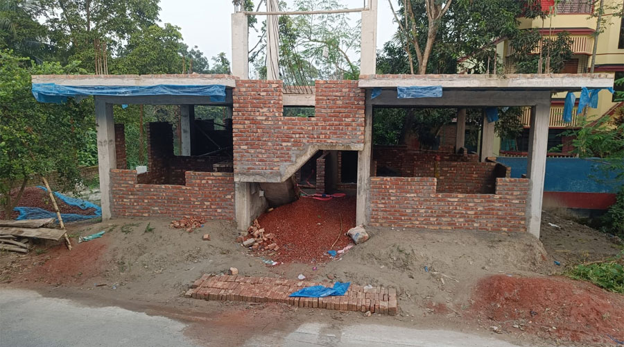 বাগমারায় সরকারি খাস জমিতে ভবন নির্মাণ, কাজ বন্ধ করলেন এসিল্যান্ড