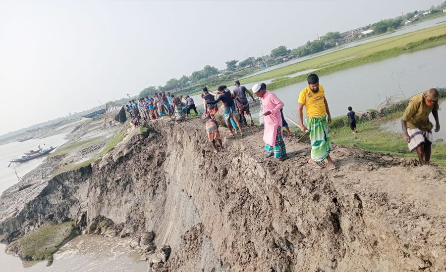 ভাঙনের মুখে আশাশুনির কুড়িকাহুনিয়ার কপোতক্ষ নদীর বেড়িবাঁধ, গ্রাম বাঁচাতে স্থানীয়দের লড়াই
