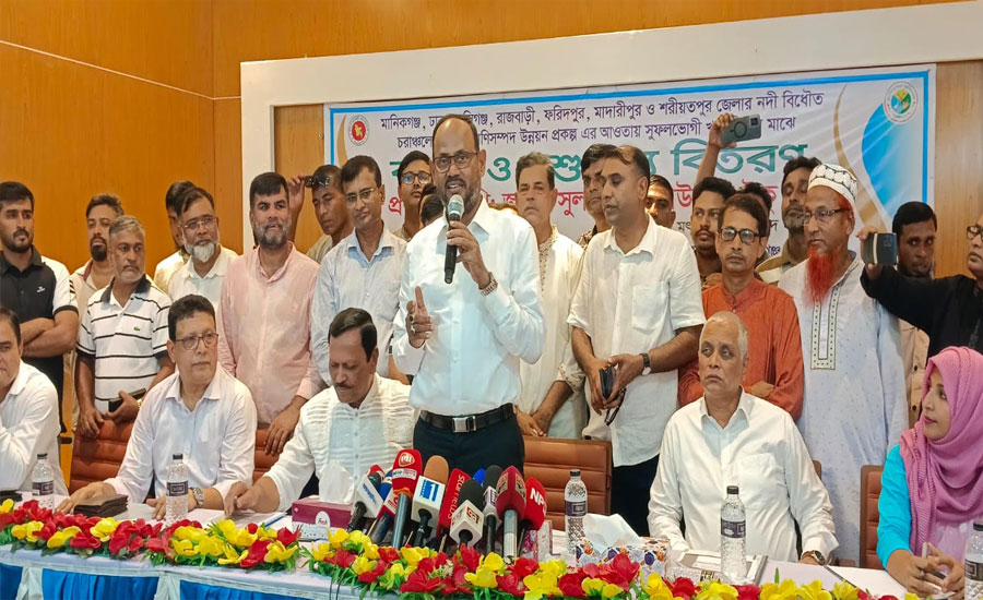 দৌলতপুরে সুফলভোগী খামারিদের মাঝে বকনা মাছুর ও পশুখাদ্য বিতরণ