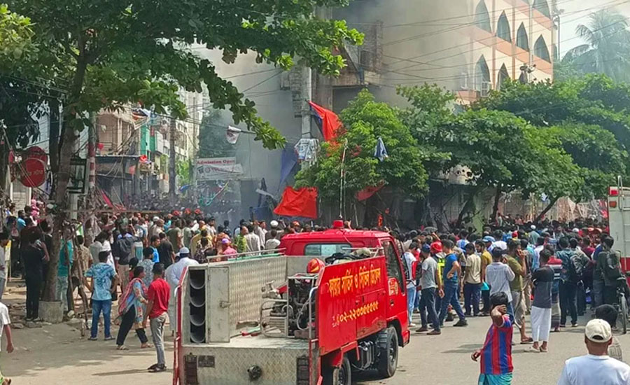 ঢাকায় পুলিশের গাড়ি ভাঙচুর, সিটি করপোরেশনের গাড়িতে আগুন
