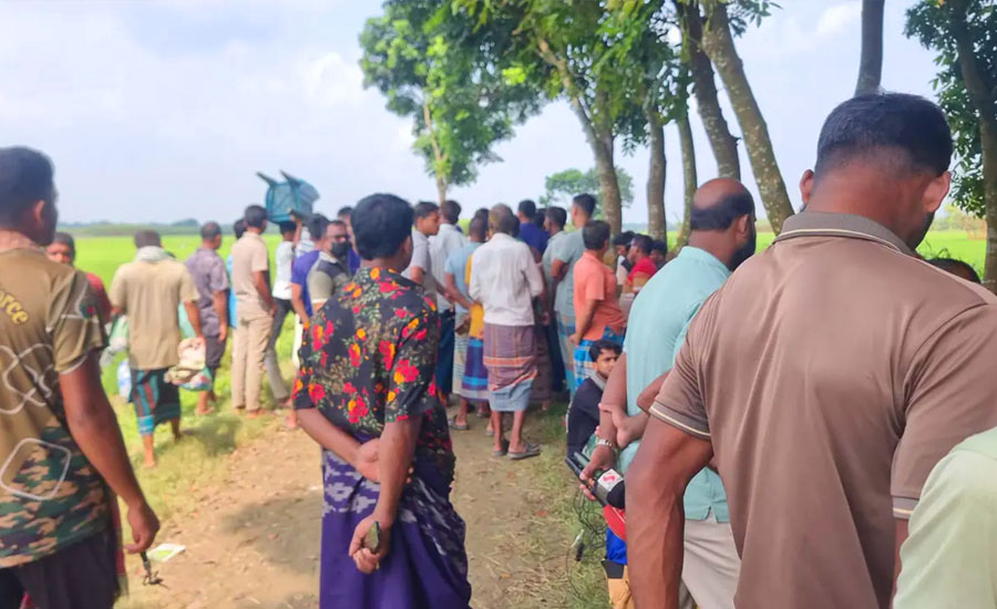 খড় দিয়ে ঢেকে রাখা মরদেহ টেনে আনল শিয়াল