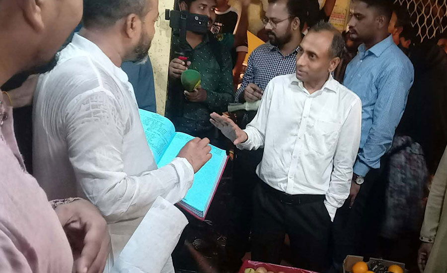 ফলমন্ডিতে মূল্য তালিকা-ভাউচারে অনিয়ম তিন প্রতিষ্ঠানকে ১৩ হাজার টাকা জরিমানা