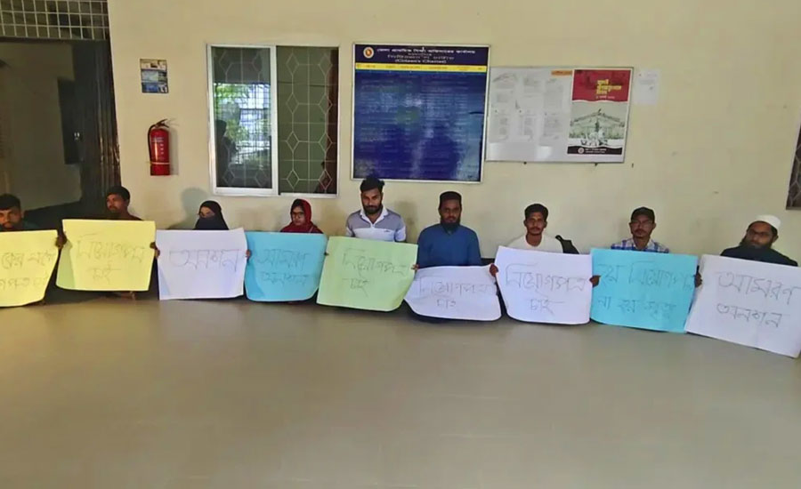 কাফনের কাপড় পরে অনশন: নিয়োগপত্র পেলেন ২০ শিক্ষক