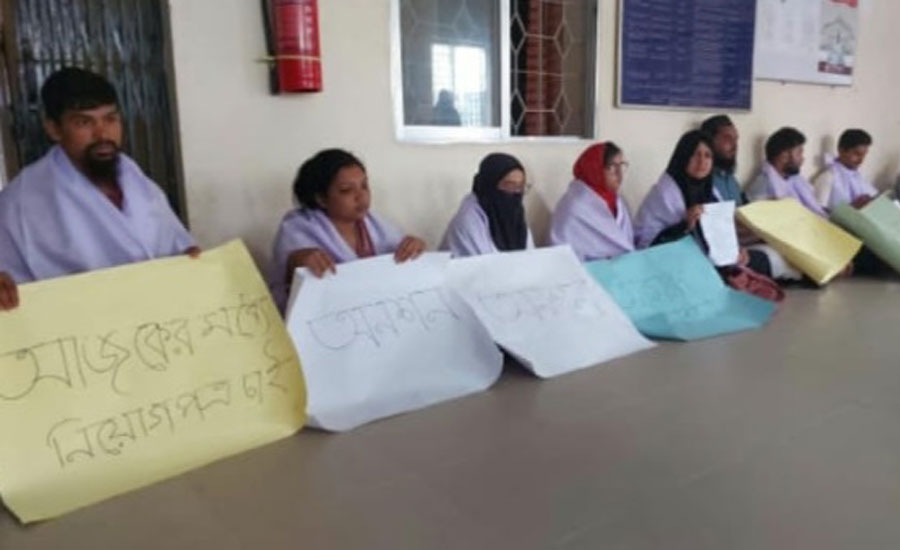 মধ্যরাতে নিয়োগপত্র পেলেন কাফনের কাপড় পরে আন্দোলনে বসা ২০ প্রার্থী