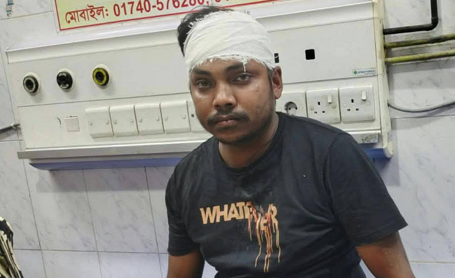 মাদকসেবীদের ধারালো অস্ত্রের আঘাতে যুবক আহত