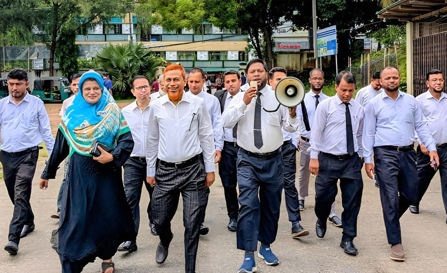 আদালত প্রাঙ্গণে টাউট-বাটপার ও দালালদের প্রতারণা ঠেকাতে রাঙামাটিতে আইনজীবীদের বিক্ষোভ