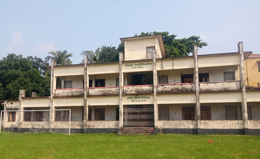 শতবর্ষি কপিলমুনি সহচরী বিদ্যামন্দির একাডেমিক ভবনঘেঁষে ময়লার ভাগাড় ছয় মাস ধরে বন্ধ শ্রেণিকক্ষে পাঠদান 