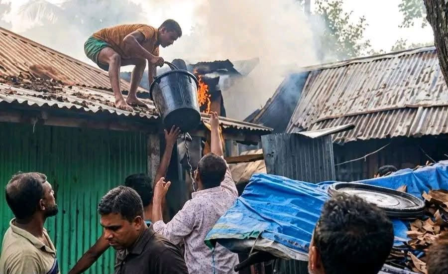 রান্নাঘরের আগুনে পুড়ল পাঁচ ঘর, ছাই হলো সেঁজতির পড়াশোনার স্বপ্ন