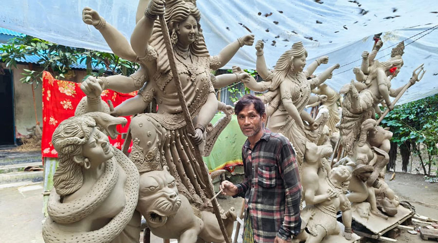 মাটির প্রতিমায় দেবীর রূপ, আড়ালে কারিগরদের জীবনসংগ্রাম