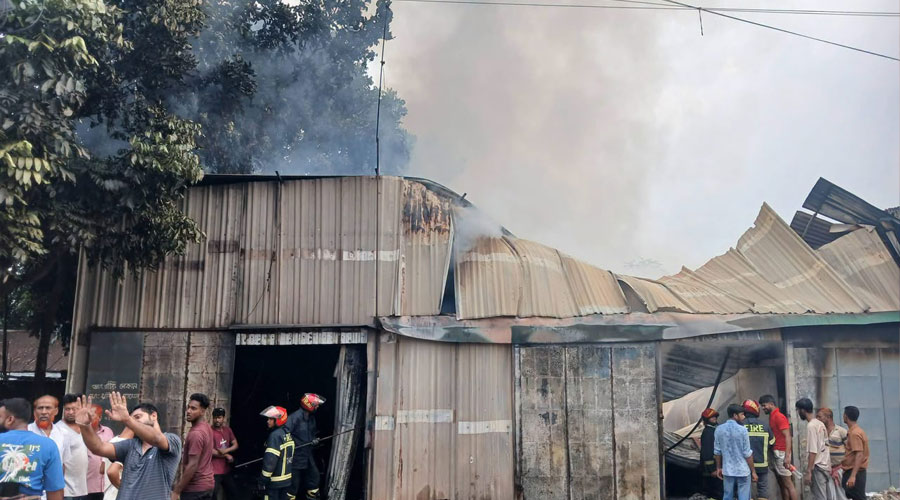আগুনে বন্ধ টঙ্গী-ঘোড়াশাল সড়ক, ১০ কিলোমিটার যানজটে ভোগান্তি