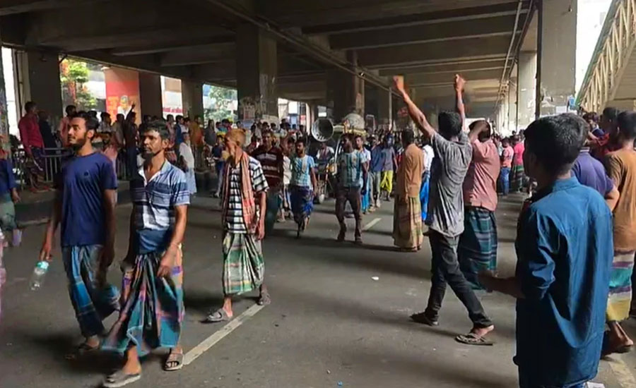 সড়কে নেই অটোরিকশা, প্রেস ক্লাবের সামনের অবরোধে চালকরা