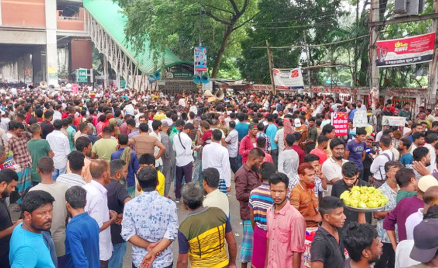 সড়কে নেই অটোরিকশা, প্রেস ক্লাবের সামনের অবরোধে চালকরা