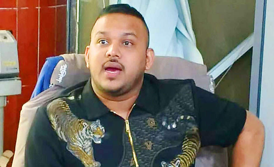 প্রিজন ভ্যান খুলে দেন এসআই, প্রাইভেট কারে চলে যান পিচ্চি রাজা
