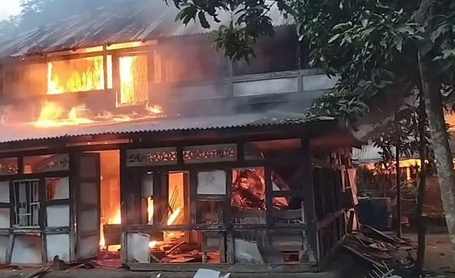 ধর্ষণচেষ্টার অভিযোগে কৃষকের ঘরে আগুন ও লুটপাট, উপস্থিত ছিলেন চেয়ারম্যান