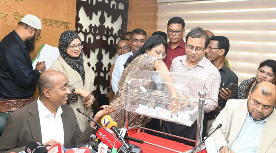 মঙ্গলবার (৬ অক্টোবর) আইন মন্ত্রণালয়ের সভাকক্ষে সাব-রেজিস্ট্রার পদায়নের লটারির অনুষ্ঠানে বক্তব্য রাখছেন আইনমন্ত্রী মো. আসাদুজ্জামান।