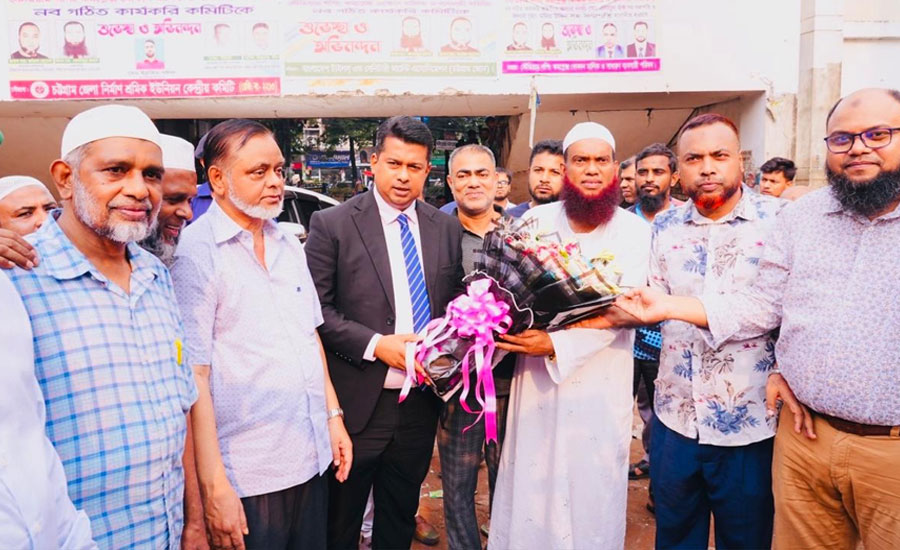ফুল নিতে নয়, দিতে গেলেন ডিসি জাহিদ