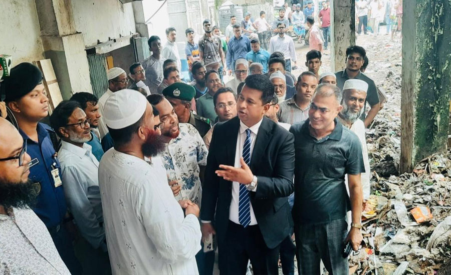 ফুল নিতে নয়, দিতে গেলেন ডিসি জাহিদ