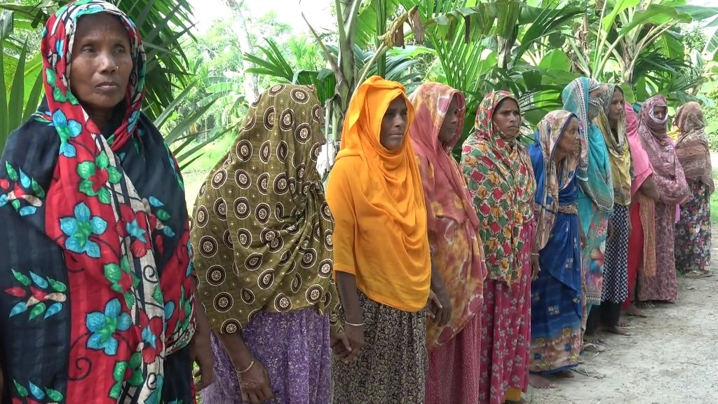 ধর্ষণচেষ্টার মামলাকে মিথ্যা দাবি করে নাটোরে অভিযুক্তের মানববন্ধন
