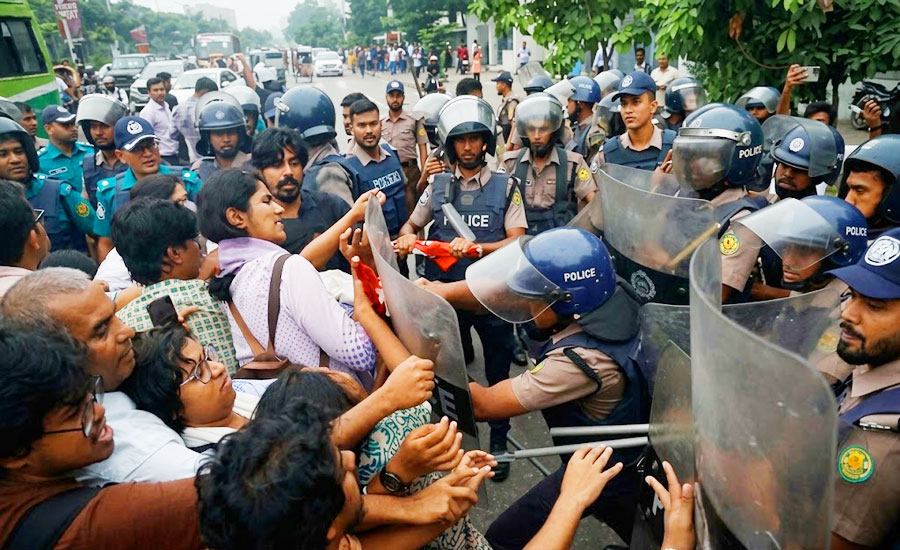 ডিপি ওয়ার্ল্ড টার্মিনালের চুক্তি সইয়ের প্রতিবাদে রাজধানীতে বিক্ষোভ, পুলিশের লাঠিপেটা  