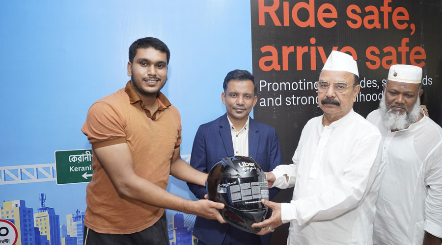 চালকদের হেলমেট, রাইডিং গ্লাভসসহ নিরাপত্তা সরঞ্জাম দিল উবার