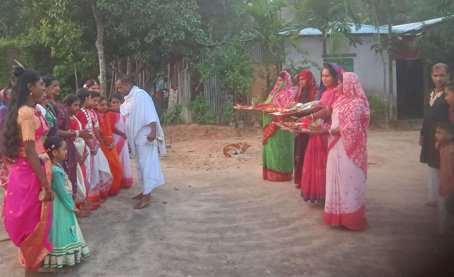 বাঙ্গালহালিয়া শ্রী শ্রী গিরিধারী সেবাকুঞ্জে শুভ মহালয়া উপলক্ষে সমবেত মাতৃ আহ্বান ও গায়ত্রী মন্ত্র পাঠ 
