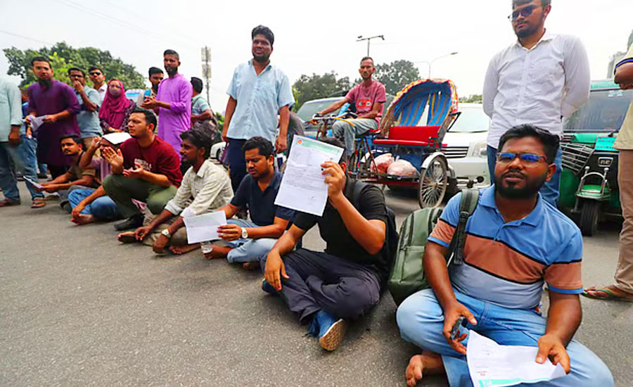 যুব উন্নয়নের পরীক্ষা স্থগিতের প্রতিবাদে বিক্ষোভ