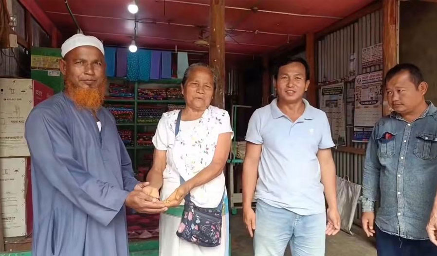 খাগড়াছড়িতে ১ লাখ ৩০ হাজার টাকার স্বর্ণ কুড়িয়ে পেয়ে ফিরিয়ে দিলেন আনসার সদস্য হানিফ