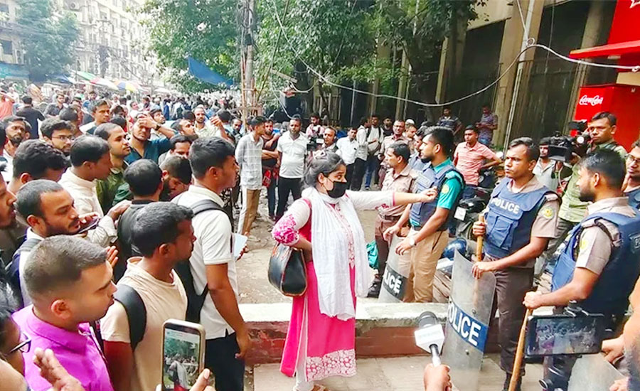 প্রশ্নপত্র ফাঁসের অভিযোগে নিয়োগ পরীক্ষা স্থগিত, সড়ক অবরোধ পরীক্ষার্থীদের