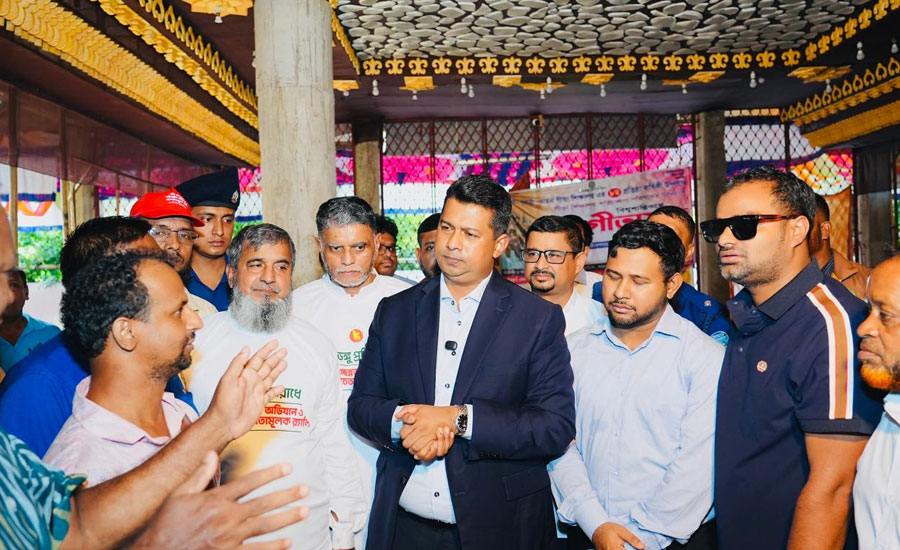 নিরাপত্তাব্যবস্থা দেখতে পূজামণ্ডপে ডিসি জাহিদ