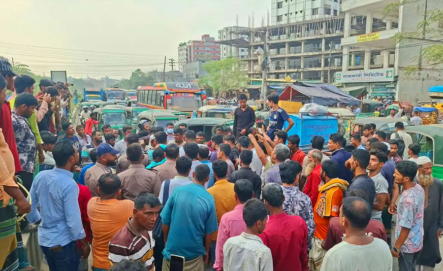 মোহাম্মদপুর চার রাস্তার মোড়ে অটোরিকশা চালকদের অবরোধ