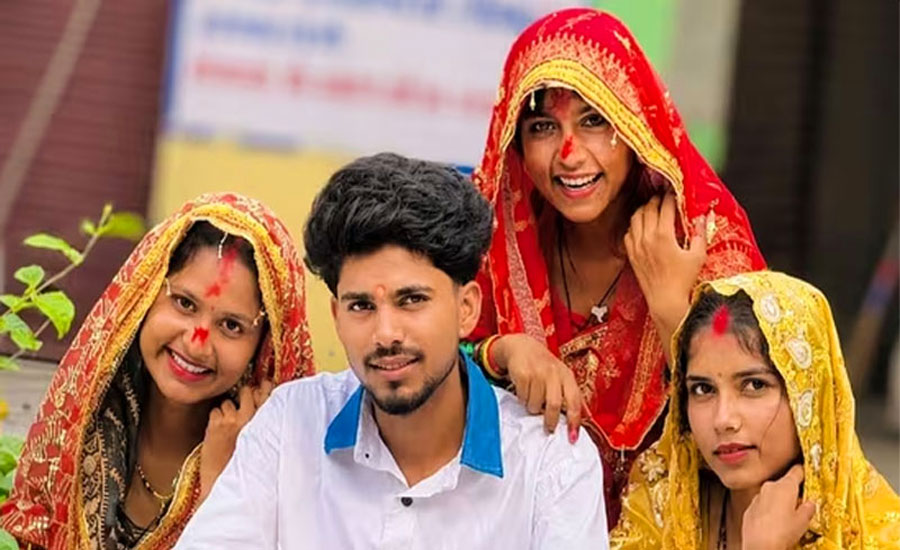 এক ক্যামেরাম্যানের সঙ্গে তিন বোনের বিয়ে, ভিডিও ভাইরাল
