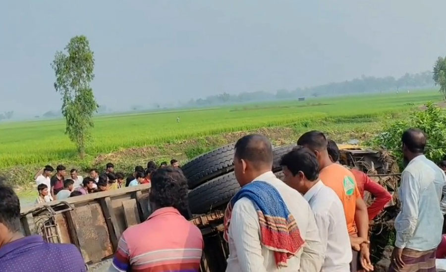 নাটোরের সিংড়ায় সার বোঝায় ট্রাক নিয়ন্ত্রণ হারিয়ে এক ভ্যানের ওপর উল্টে পড়ে ভ্যান যাত্রীর মৃত্যু