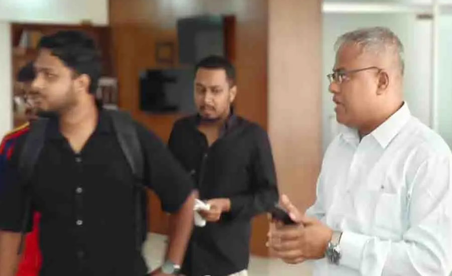 চুয়েটে প্রশাসনিক ভবনের তালা ভেঙে ঢুকলেন নতুন উপাচার্য
