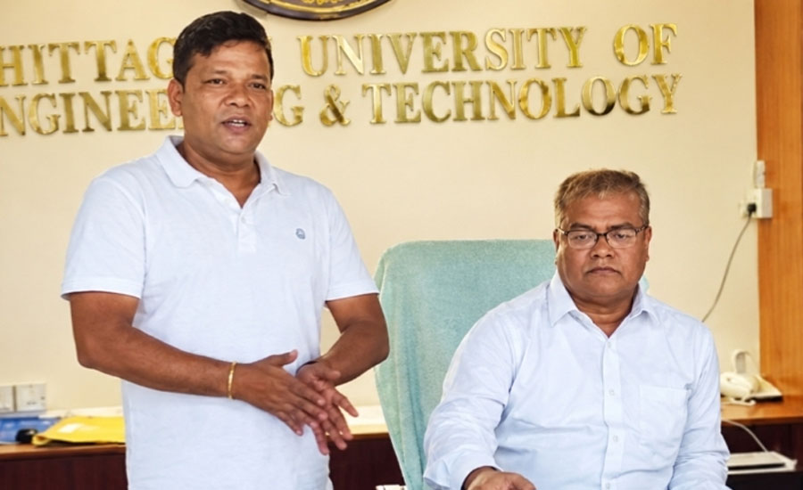চুয়েটে প্রশাসনিক ভবনের তালা ভেঙে ঢুকলেন নতুন উপাচার্য