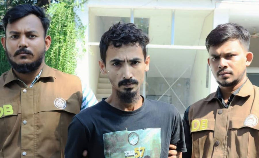 নরসিংদীতে পিস্তল ও গুলিসহ কুখ্যাত সন্ত্রাসী সাখু গ্রেপ্তার