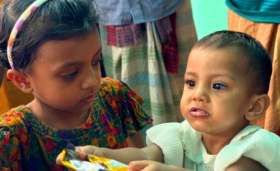 বিচ্ছেদের পর অন্যত্র বিয়ে, ২ কন্যাশিশুকে রাস্তায় ফেলে গেলেন মা