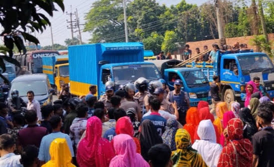 লে-অফ প্রত্যাহার ও কারখানা চালুর দাবিতে মহাসড়কে শ্রমিকদের বিক্ষোভ