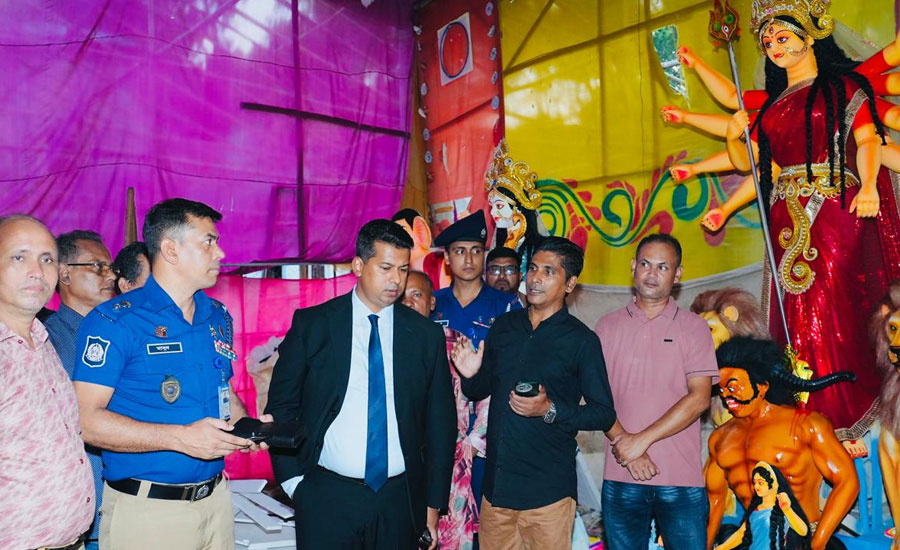 চট্টগ্রামে ৩০০ বছরের পুরোনো পূজামণ্ডপে প্রথমবার একসঙ্গে ডিসি-এসপি