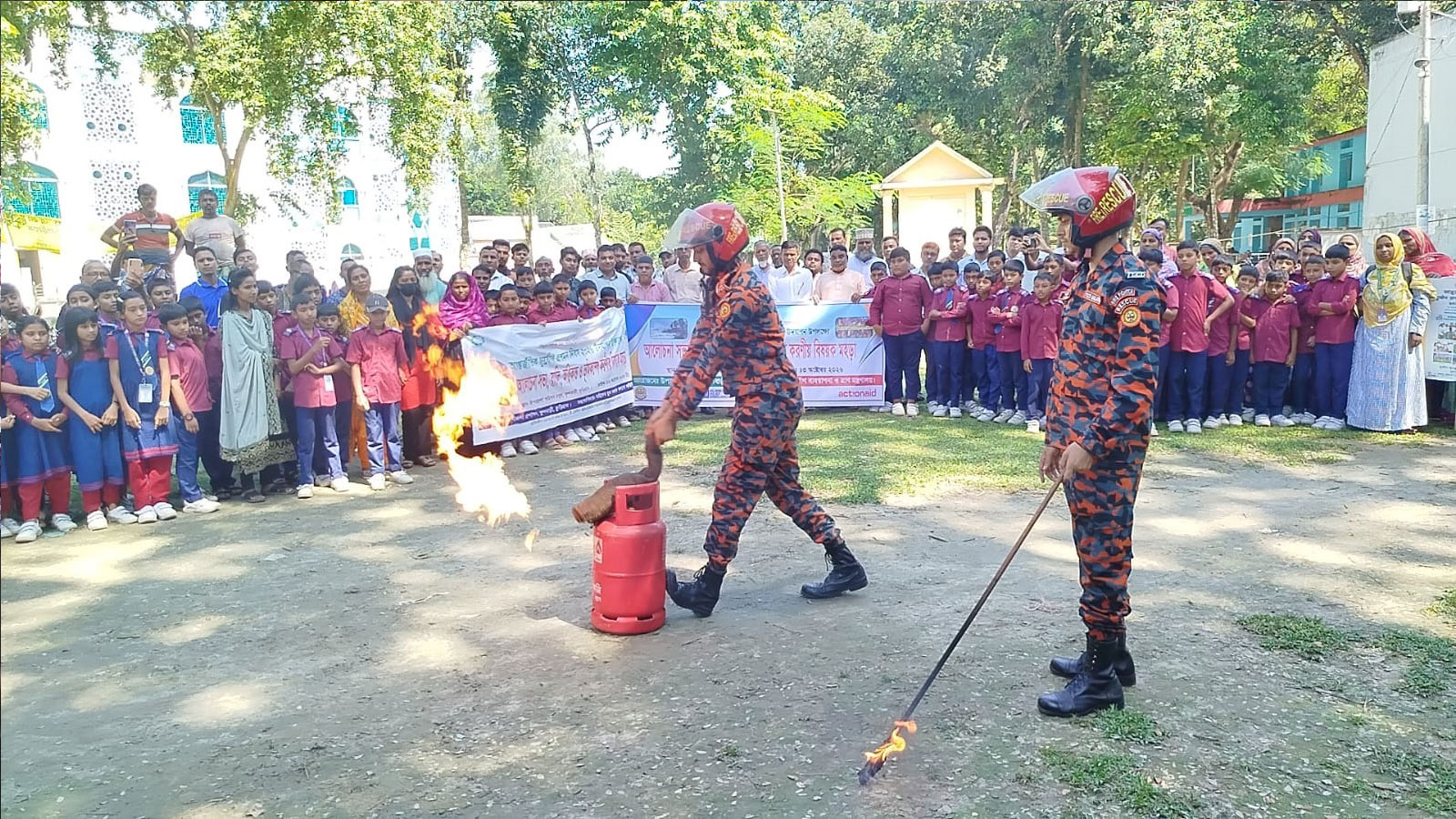 ফুলবাড়ীতে দুর্যোগ মোকাবিলায় মহড়া ও আলোচনা সভা অনুষ্ঠিত 