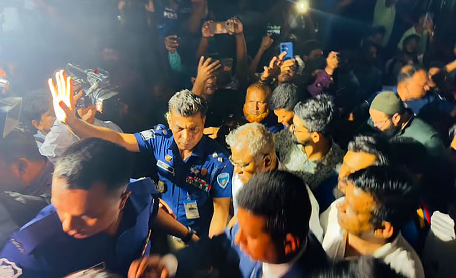 চুয়েটে না ফেরার শর্তে পুলিশি পাহারায় ক্যাম্পাস ছাড়লেন উপাচার্য