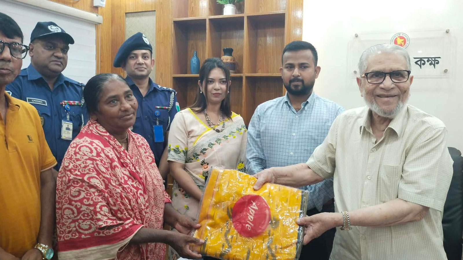 দুর্গাপূজার চাল বরাদ্দ বাড়ল, ১৫০ নারী পেলেন উপহারের শাড়ি: এমপি এস এম ফয়সল