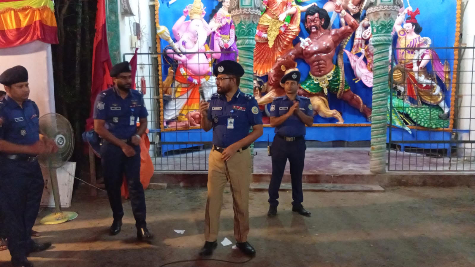 ‎ভাণ্ডারিয়ায় বরিশাল রেঞ্জের ডিআইজির পূজামণ্ডপ পরিদর্শন