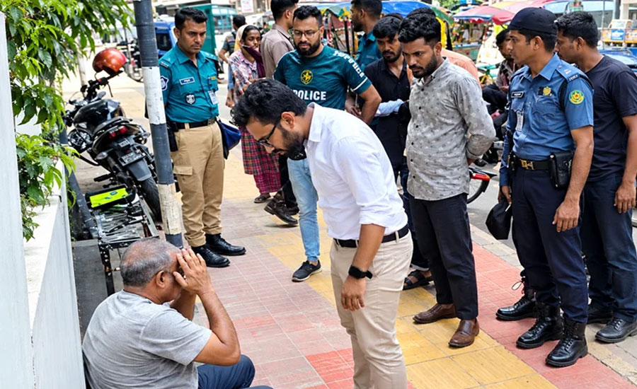 ধানমন্ডিতে পুলিশের সামনেই এক ব্যক্তিকে মারধর ও কান ধরে ওঠবস, ভিডিও ভাইরাল