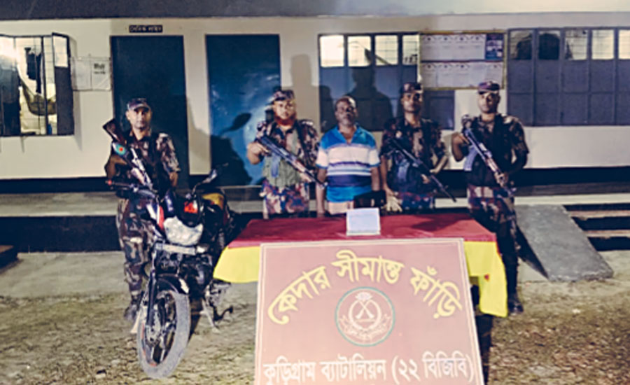 কুড়িগ্রামে বিজিবির অভিযানে ইয়াবা, মদ মোটরসাইকেল ও কসমেটিকসসহ  আটক ১