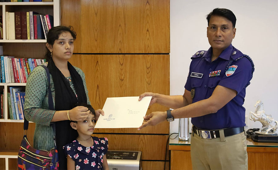 যশোরে কর্তব্যরত অবস্থায় জীবন উৎসর্গকারী দুই পুলিশ সদস্যের পরিবারকে দুর্গাপূজার উপহার