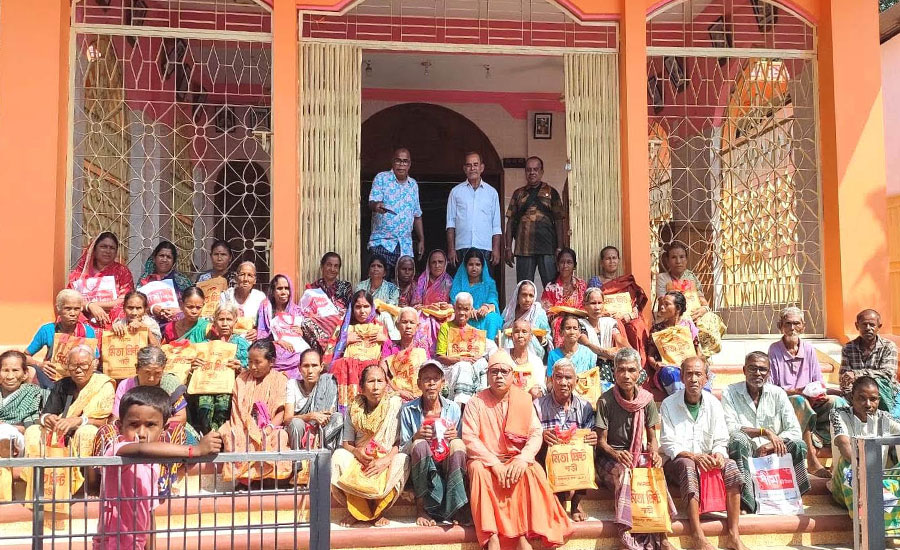 দুর্গাপুরে রামকৃষ্ণ আশ্রম কমিটির উদ্যোগে দু:স্থদের মাঝে বস্ত্র বিতরণ